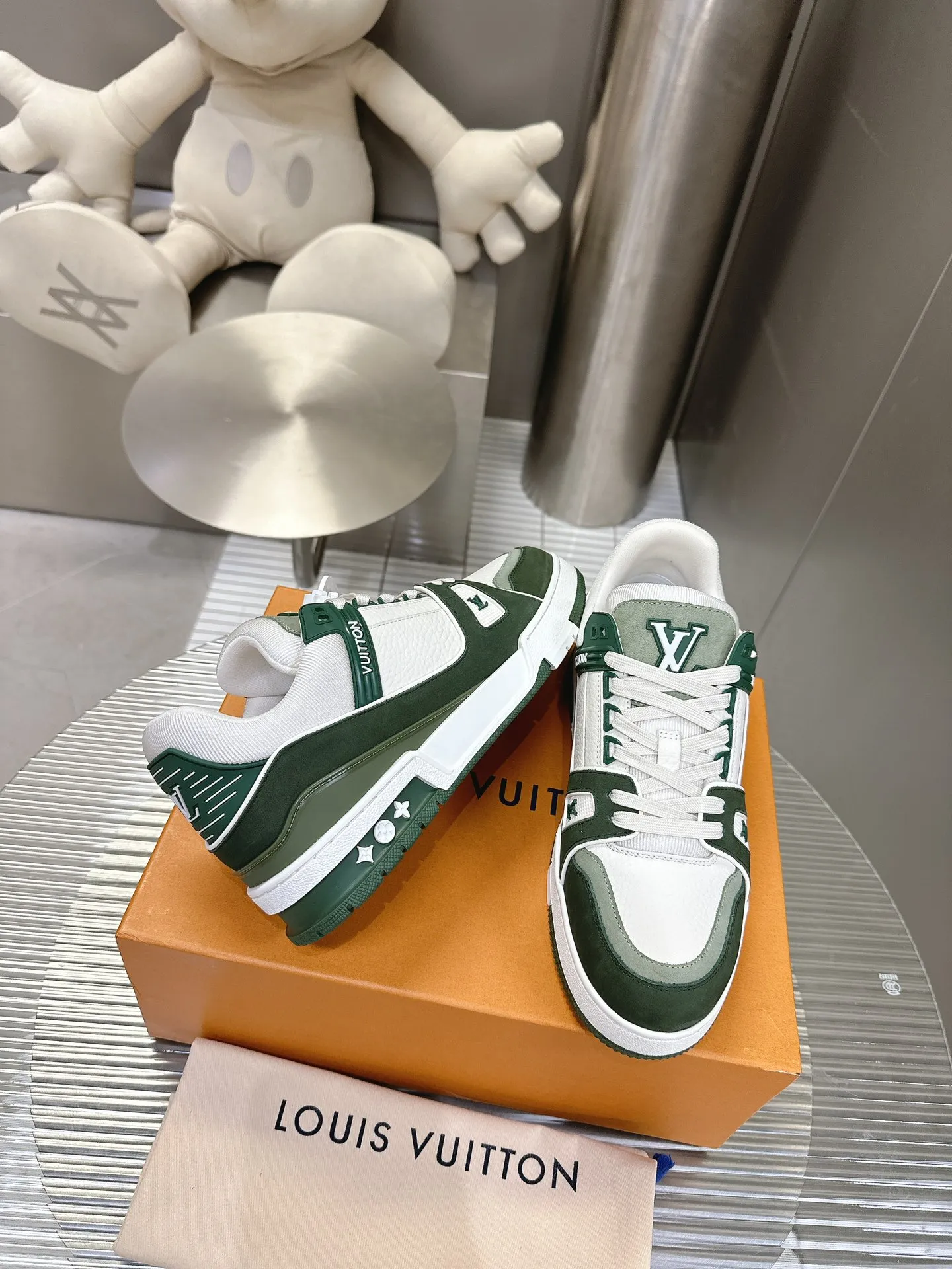 👟👟Ex-factory price 840👟👟The highest version on the Internet⚠️Feel free to compare! 2021🔥New model, purchase quality LV~Louis Vuitton by Virgin Abloh’s best-looking sneakers, Donkey Brand strongly recommends new products, official website limited edition retro basketball sneakers! Both high and low tops cost money to purchase 1:1 accurate replicas of the originals. The details are invincible, full of sincerity, imported custom-made original cowhide, the original package method is the same, the details are 100% restored, and the private model customized the original one-piece T👟👟factory price U outsole, which is different from other brands. Without the original version, this effect cannot be achieved! 35-45 (46 is custom-made and non-refundable) Some colors are available in women’s styles